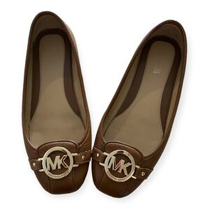 Michael Kors Womens tan and gold emblem flats